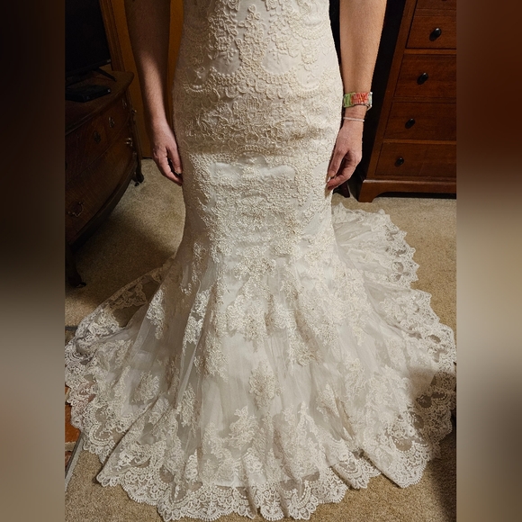 Allure Bridals Lace Wedding dress with sleeve, mermaid style 9322 - Picture 16 of 16